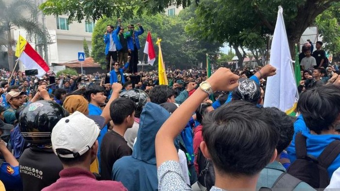 **Gempita Aksi Solidaritas: Massa Ojol dan Mahasiswa Bersatu di DPRD Sulteng untuk Affan**