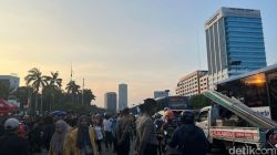 Demo Depan DPR: Lalin Slipi Tersendat, Apa yang Sebenarnya Terjadi?