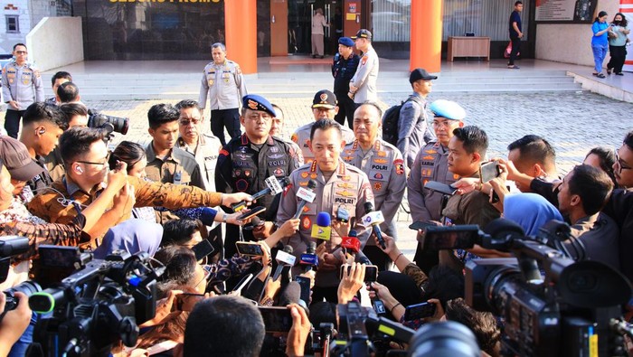 Presiden Jenguk Polisi Korban Kerusuhan, Kapolri Komitmen Pulihkan Keamanan-Tangkap Pelaku - Update 1