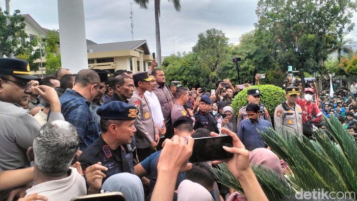 Ketua DPR Aceh Malah Tantang Massa Demo Tambah Tuntutan Pisah dari Pusat: Konflik atau Dukungan?