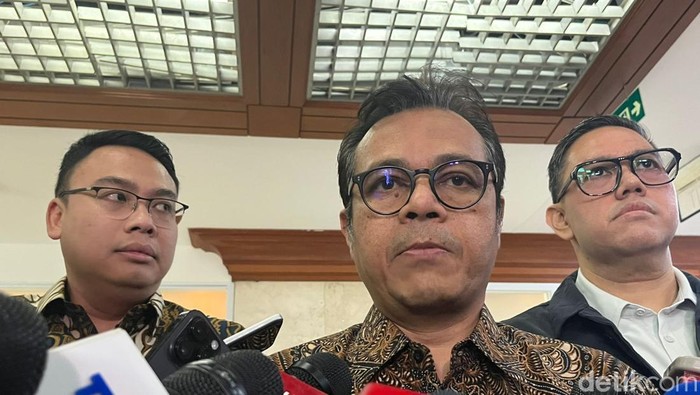 **Wamenkomdigi Sebut TikTok Masih Evaluasi Fitur Live, Dampak pada UMKM Terlihat**