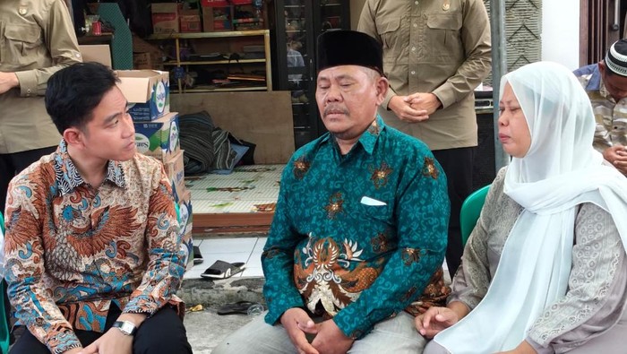 **Gibran Melayat ke Rumah Siswa SMK Tangerang Meninggal Usai Ikut Demo: SolidaritasElite Politik dan Dukungan Terhadap Keluarga**