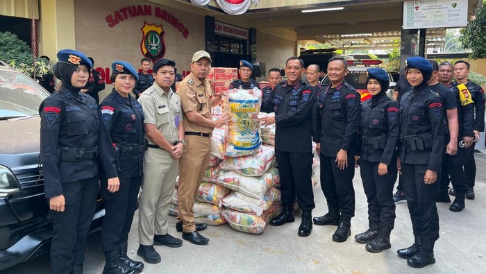 Brimob Polda Metro Jaya Salurkan Sembako, Perkuat Silaturahmi dengan Warga Kwitang
