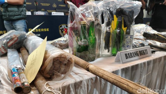 **Barang Bukti Mengerikan dari Aksi Ricuh Jakarta: Dari Batu hingga Bom Molotov**