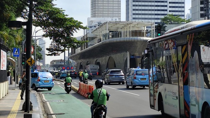 Jakarta Berangsur Normal, Begini Perubahan Drastis di Sudirman Pagi Ini