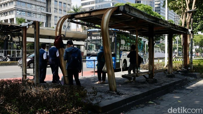 Warga Curhat Perjalanan ke Kantor Terhambat Halte TransJ Rusak Akibat Ricuh - Update 1