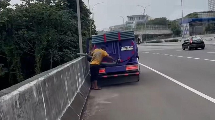 Kesaksian Warga Pergoki Truk Buang Tinja di Kali Ciliwung hingga Bikin Mual - Update 1