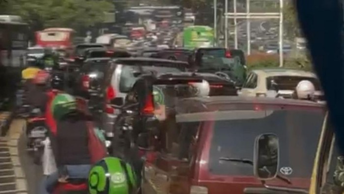[Balik Setelan Awal, Jakarta Macet-macetan Lagi: Kebijakan yang Merusak Mobilitas]