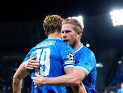 “De Bruyne Tersirat Ungkap ‘Kebiasaan Buruk’ Hojlund di MU: Kiprah Menawan di Napoli”