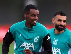 **Mo Salah Dituding Risih dengan Kehadiran Isak di Liverpool: Apakah Persaingan Menjadi Beban?**