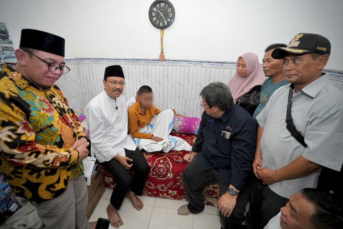 Gus Ipul Jenguk Santri Korban Ponpes Ambruk: Menyemangati Rosi dalam Masa Pemulihan