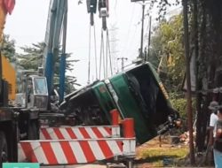 Truk Terguling di Cileungsi Bogor: Arus Lalu Lintas Tersendat, Kebutuhan Darurat Masyarakat Terancam