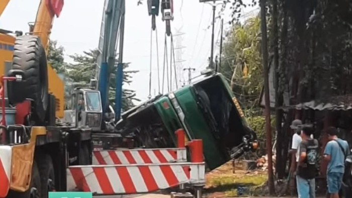 Truk Terguling di Cileungsi Bogor: Arus Lalu Lintas Tersendat, Kebutuhan Darurat Masyarakat Terancam
