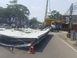 Truk Tambang Senggol Baliho di Bekasi, Lalin Tersendat akibat Material Roboh