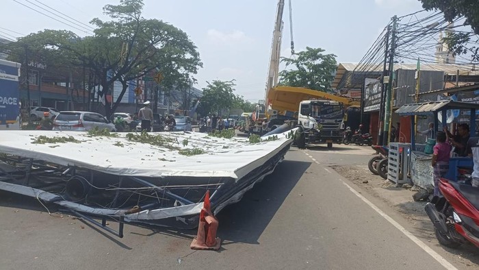 Truk Tambang Senggol Baliho di Bekasi, Lalin Tersendat akibat Material Roboh