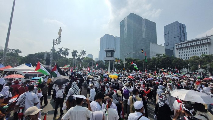 Massa Kompak Nyanyi 'Heal The World' di Aksi Bela Palestina Patung Kuda - Update 1