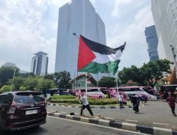 **Massa Pekikkan Takbir, Bendera Palestina Besar di Demo Kedubes AS**