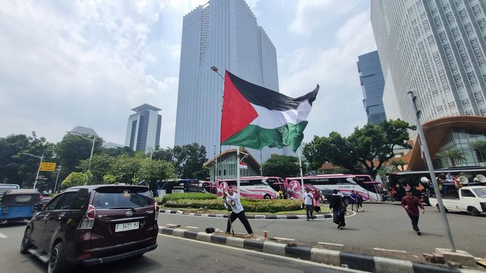 **Massa Pekikkan Takbir, Bendera Palestina Besar di Demo Kedubes AS**