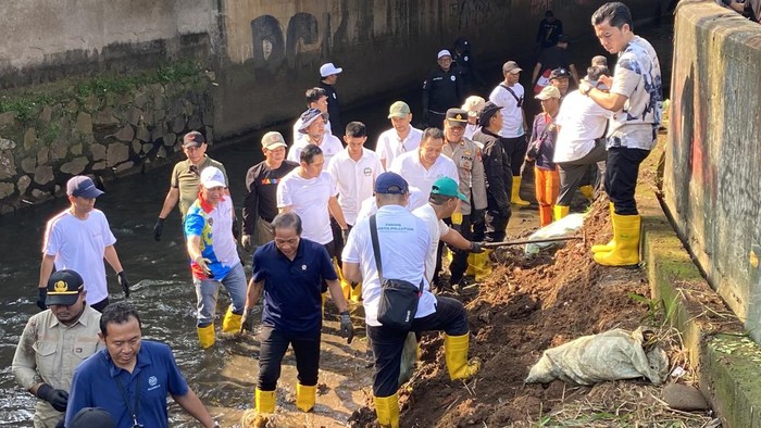 Menteri LH Bersih-bersih Sungai Cipinang Bareng Pemkot Depok: Solusi Nyata Bersihkan Depok?