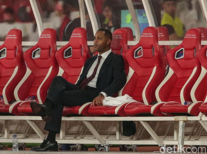 Saat Pemain Indonesia Temui Suporter, Kluivert Cs Duduk di Bench! Pertandingan Menegangkan di Kualifikasi Piala Dunia 2026