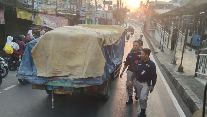 Truk Mogok di Petukangan, Warga Transj Koridor 13 Terjebak dalam Antrean Mengerikan