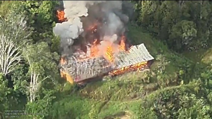 KKB Berulah Lagi, Bakar SMP Negeri Kiwirok di Papua: Krisis Keamanan Melanda?