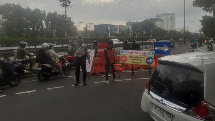 Galian Proyek Saluran Air, Lalin di Jl. Arjuna Selatan Jakbar Dialihkan Kembali