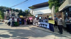 [Sejumlah Orang Demo di Rumah RK Buntut Ucapan Atalia soal Ponpes Al Khoziny]