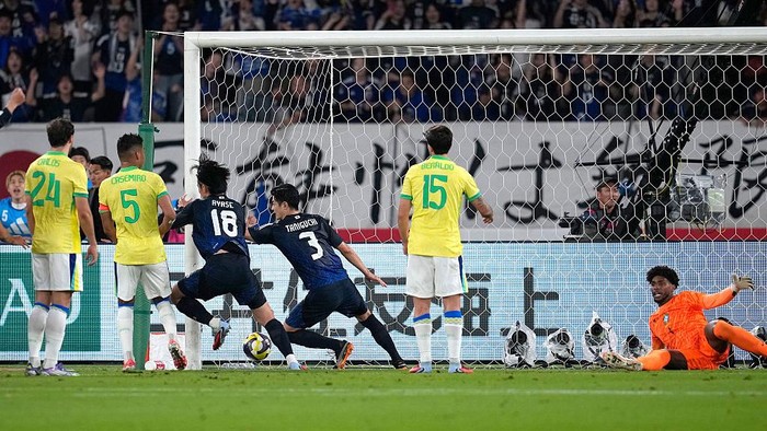 **Duel Piala Dunia: Jepang Vs Brasil - The Shocking Comeback! Samurai Biru Melukai Tim Samba 3-2!**