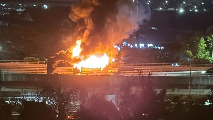 Kebakaran Bus di Tol Jakut, Api Menerjang di tengah Ributnya Lalu Lintas