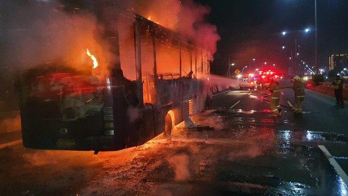 Kebakaran Bus di Tol Kelapa Gading, Jakarta Utara: Api dari Mesin Menyebabkan Kerugian Rp 2 M