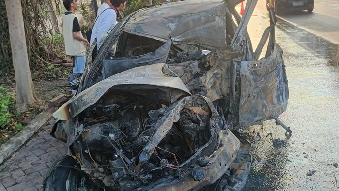 Mobil Tabrak Pohon-Terbakar di Surabaya Tewaskan 2 Orang, Sopir Diduga Mabuk - Update 1