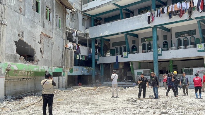 **Daftar Lengkap Identitas 63 Jenazah Korban Tewas Ponpes Al Khoziny Ambruk: Momen Penyegelan tragedi**