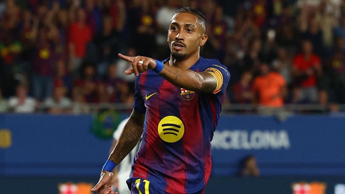 Raphinha Sempat Tergoda ke Arab Saudi, Tapi Tetap Bertahan di Barcelona karena Flick