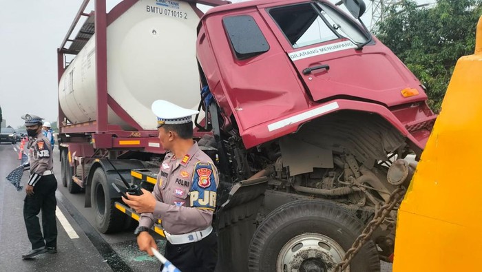 **Tragedi Jalur Tol: Tabrakan 2 Truk di JORR Meruya, 1 Tewas, 2 Luka Berat**