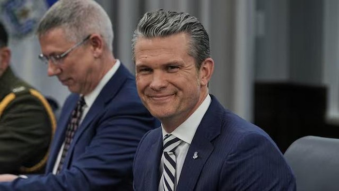 Pesawat Menhan AS Mendarat Darurat di Inggris Karena Jendela Retak, Penerbangan Pete Hegseth Terhambat