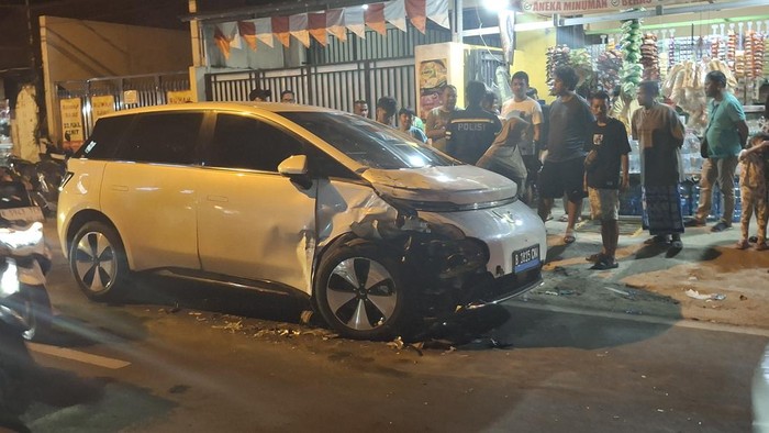 Fortuner Tabrak Mobil Listrik di Tanah Sareal Bogor, 1 Orang Terluka - Update 1