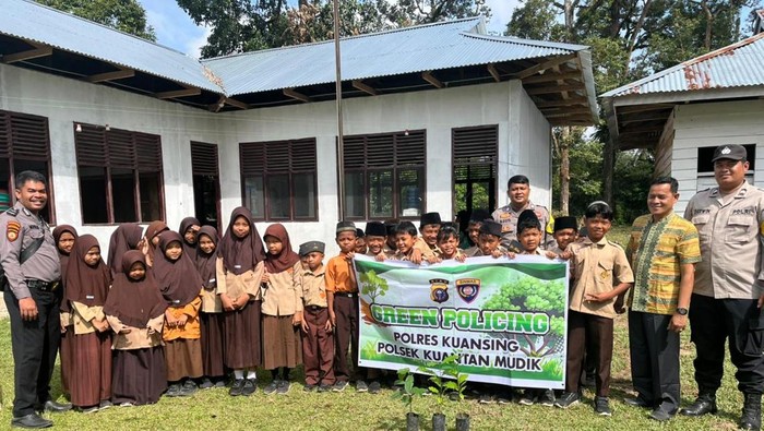 Polisi di Kuansing Bareng Gen Alpha, Tanam Pohon dan Cegah Perubahan Iklim