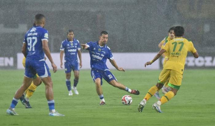 **Thom Haye Menyala dalam Pertemuan PSBS vs Persib, Piala Dunia di Belakang**