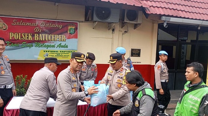 Polisi Tangerang Berbagi Cinta, Gelar Baksos di Slum Area untuk Ojol Terpinggirkan