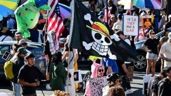 Demo ‘No Kings’ Protes Trump: Warga AS Kibarkan Bendera One Piece dalam Aksi Solidaritas