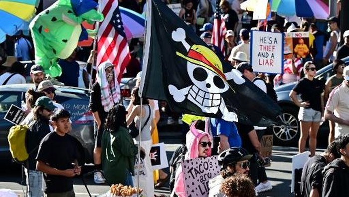 Demo 'No Kings' Protes Trump: Warga AS Kibarkan Bendera One Piece dalam Aksi Solidaritas