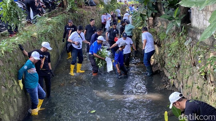 Menteri LH Bersihkan Sungai Cipinang Depok, Ancam Sampah Plastik Meneror Laut Indonesia