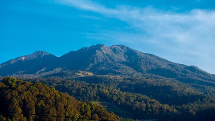 Kementerian ESDM Tegaskan: Gunung Lawu Diklaim Tak Berada di Zona Panas Bumi, Apa Implikasinya?