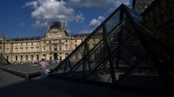 60 Penyidik vs 4 Bandit: Penyelidikan Perampokan Museum Louvre Berlangsung!