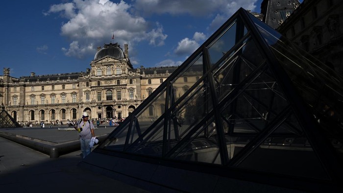 60 Penyidik vs 4 Bandit: Penyelidikan Perampokan Museum Louvre Berlangsung!