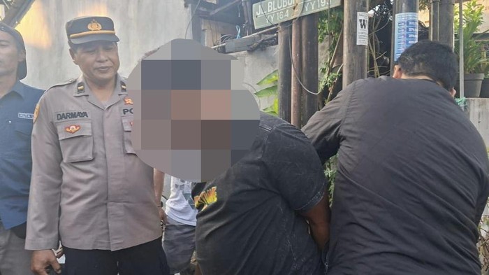 Pria Mabuk Ngamuk Rusak Mobil dan Motor di Kuta, Warga Ikat di Tiang Listrik