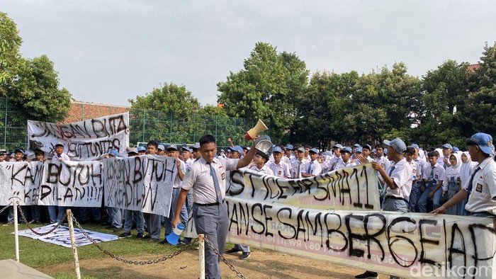 **Siswa SMAN 11 Semarang Demo Usai Alumnus Edit Foto Cabul Pakai AI, Polisi Diminta Turun Tangan**