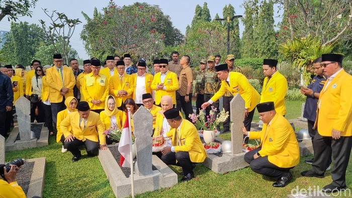 Golkar Ziarah ke TMP Kalibata, Hadiri Makam Habibie-Harmoko di HUT ke-61: Simbol Kehormatan atau Politik Posisi?