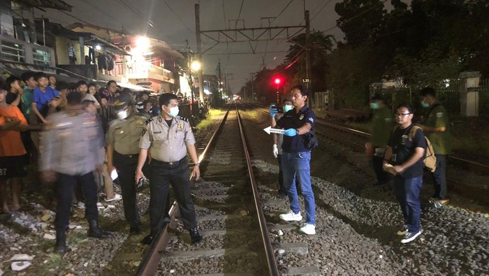 Tragedi Menyedihkan: Wanita Hamil Tewas Tertemper KRL di Tebet, Diduga Hilang Konsentrasi